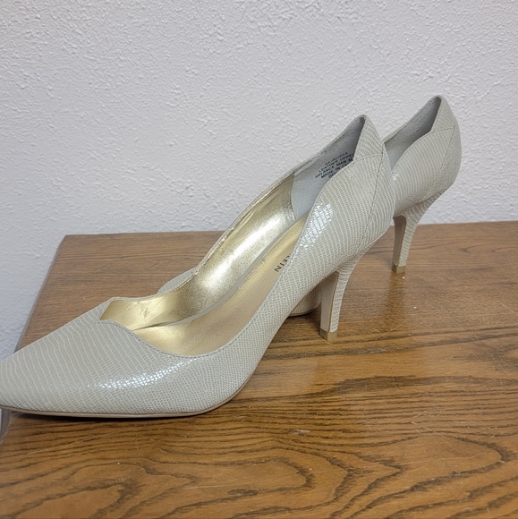 #16 Anne Klein AK Cream-Colored Round-Toed Pump 8.5M - Picture 4 of 13